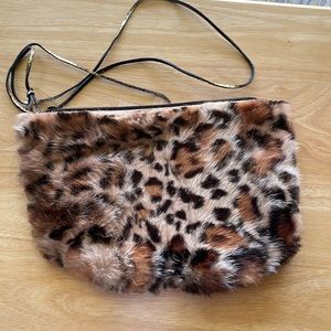 Adorable zippered faux leopard print bag